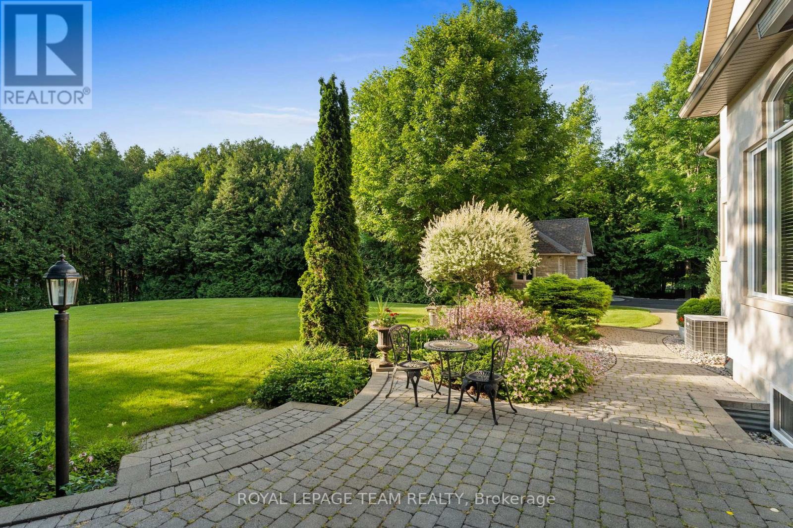 6005 Earlscourt Crescent