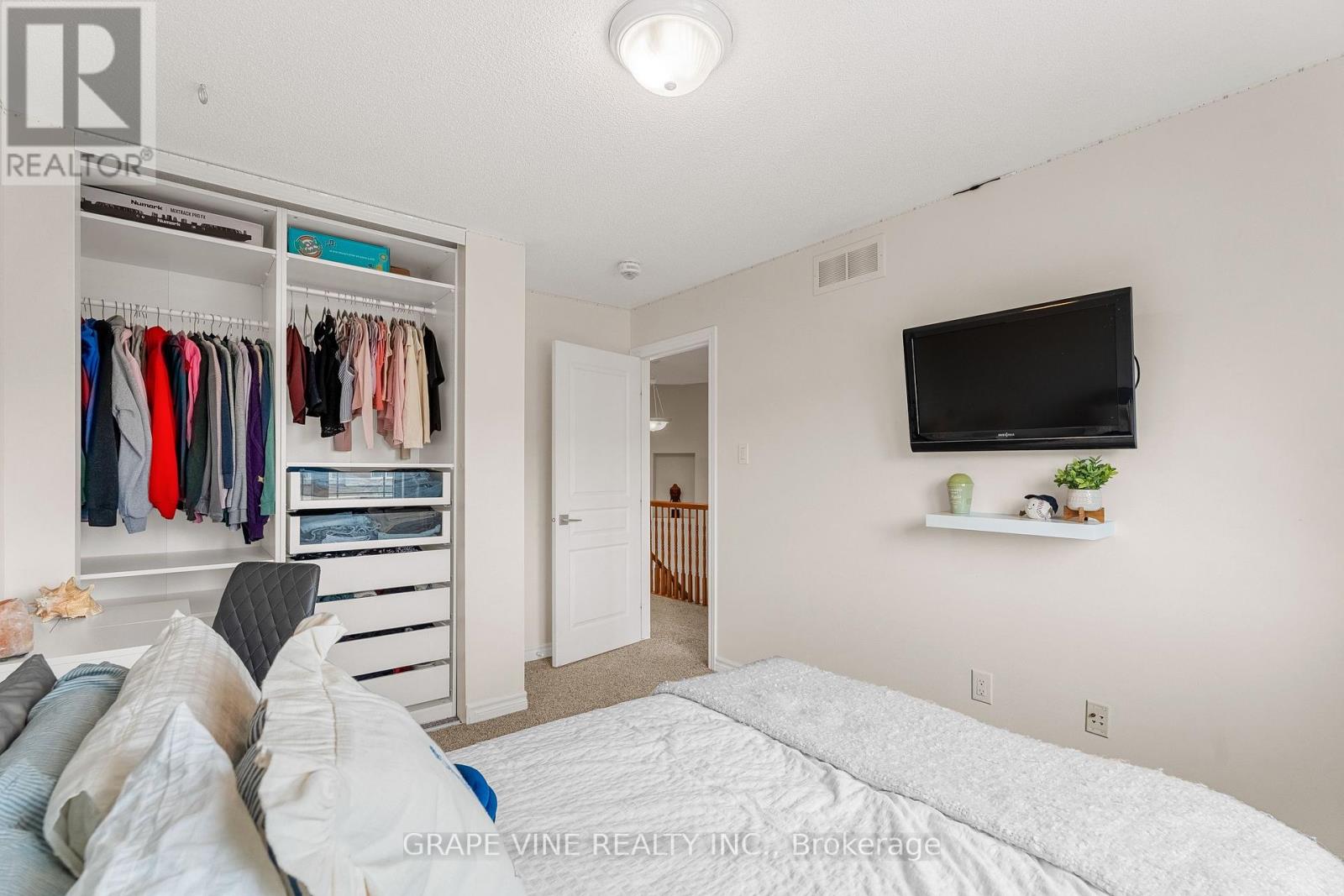568 Voie Du Pin Rouge Way