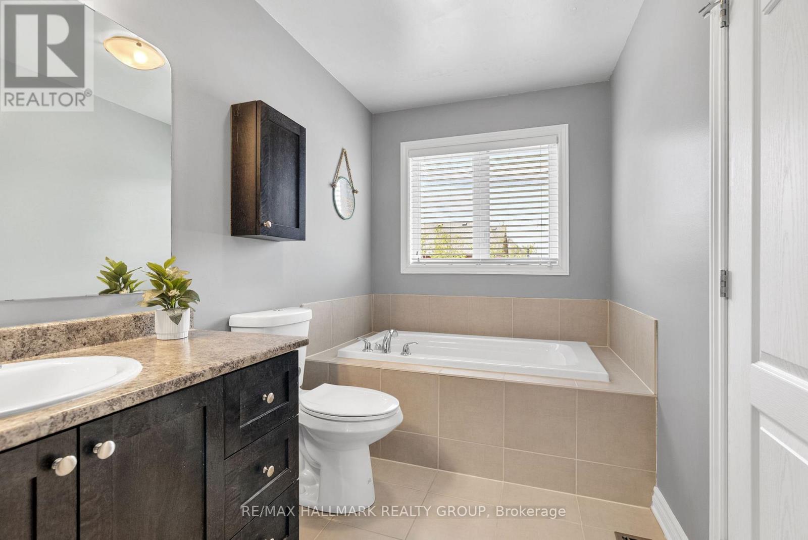 297 Mojave Crescent