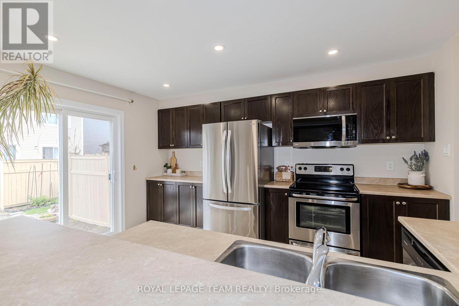 466 Meadowhawk Crescent
