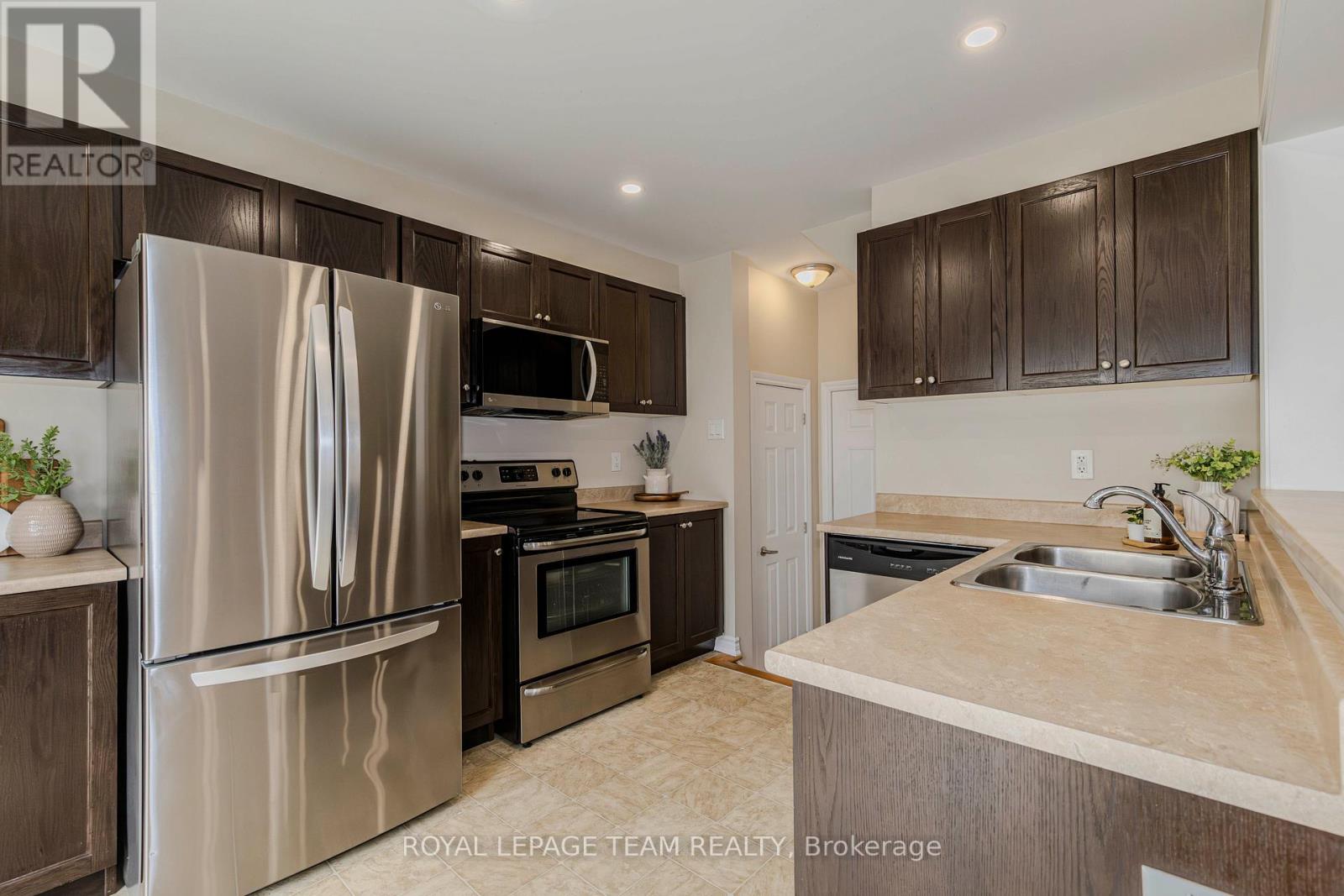 466 Meadowhawk Crescent
