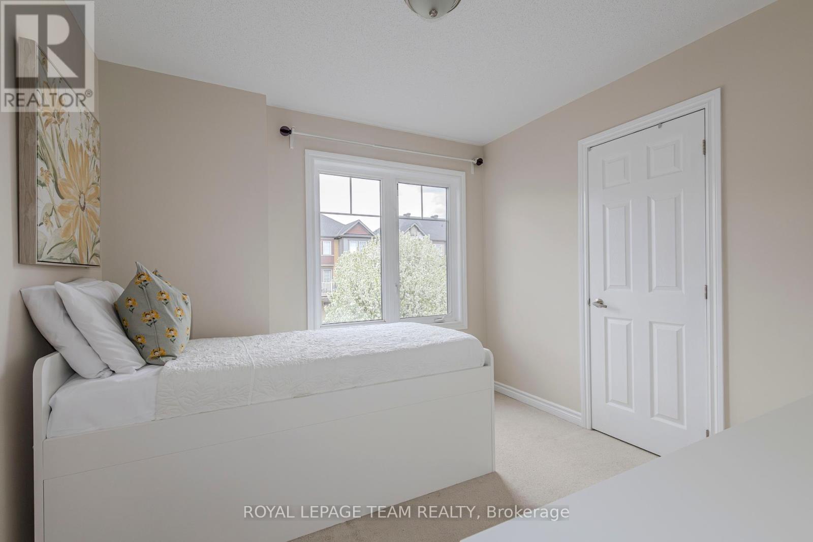 466 Meadowhawk Crescent