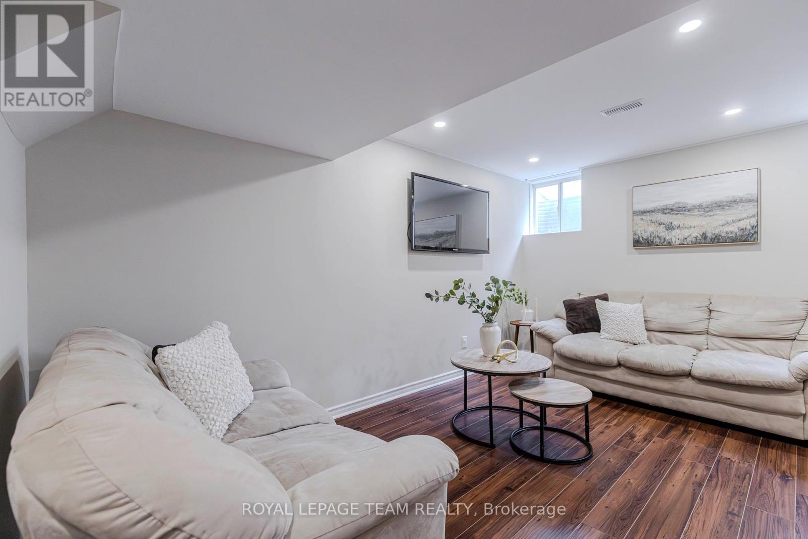 466 Meadowhawk Crescent