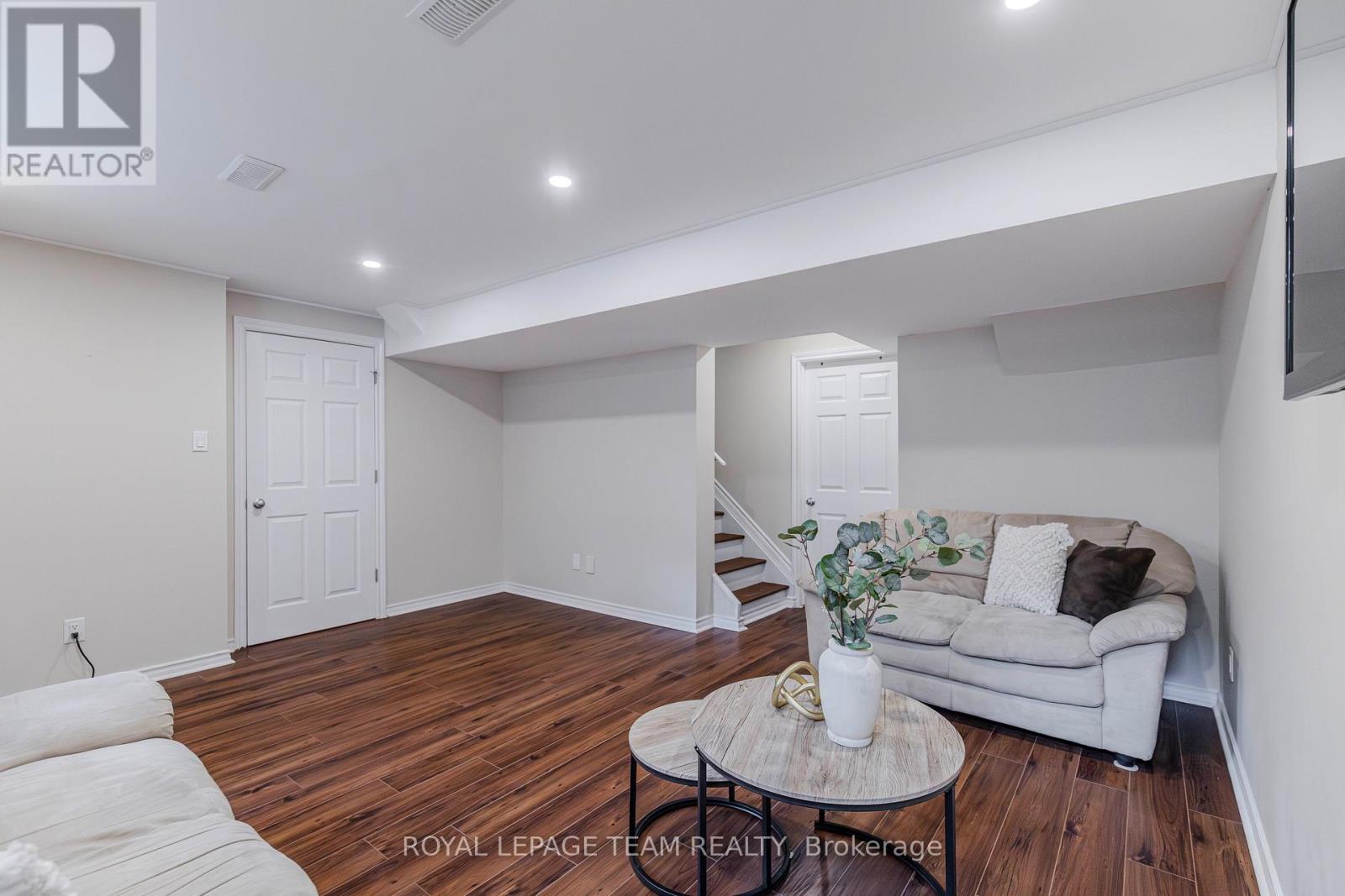466 Meadowhawk Crescent