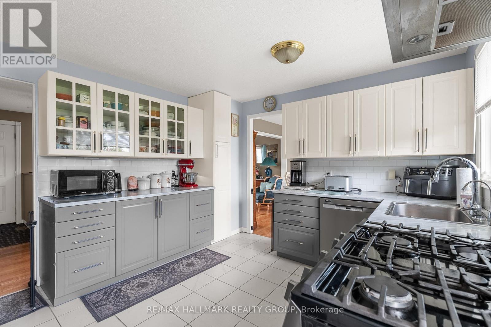 3756 Dunrobin Road
