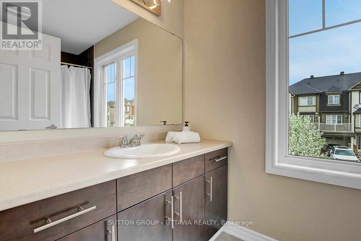 460 Meadowhawk Crescent