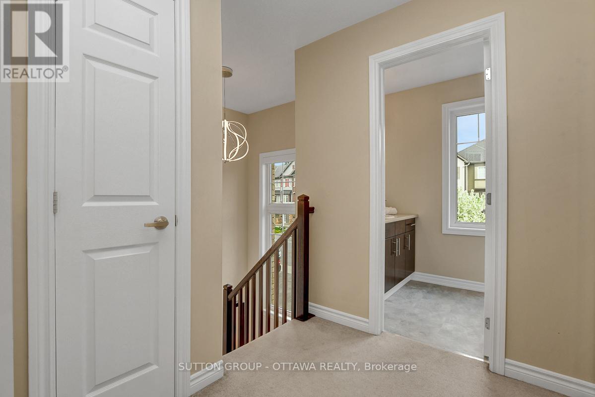 460 Meadowhawk Crescent