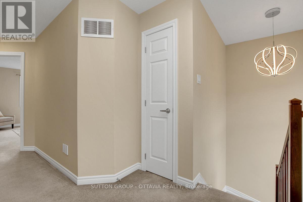 460 Meadowhawk Crescent