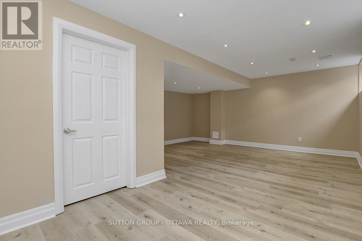 460 Meadowhawk Crescent