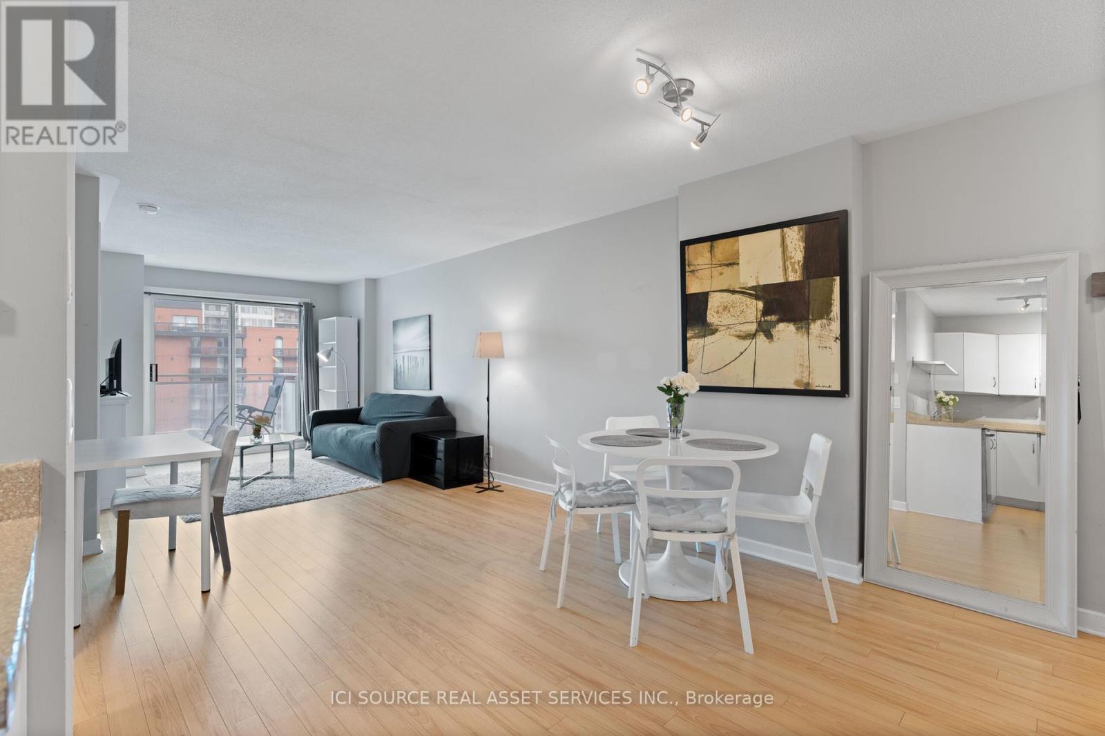 812 - 138 Somerset Street W
