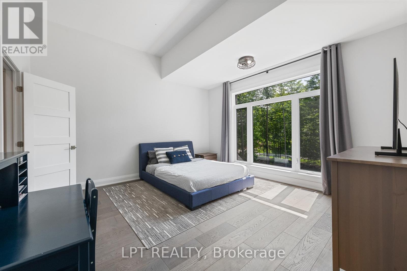 5740 Queenscourt Crescent