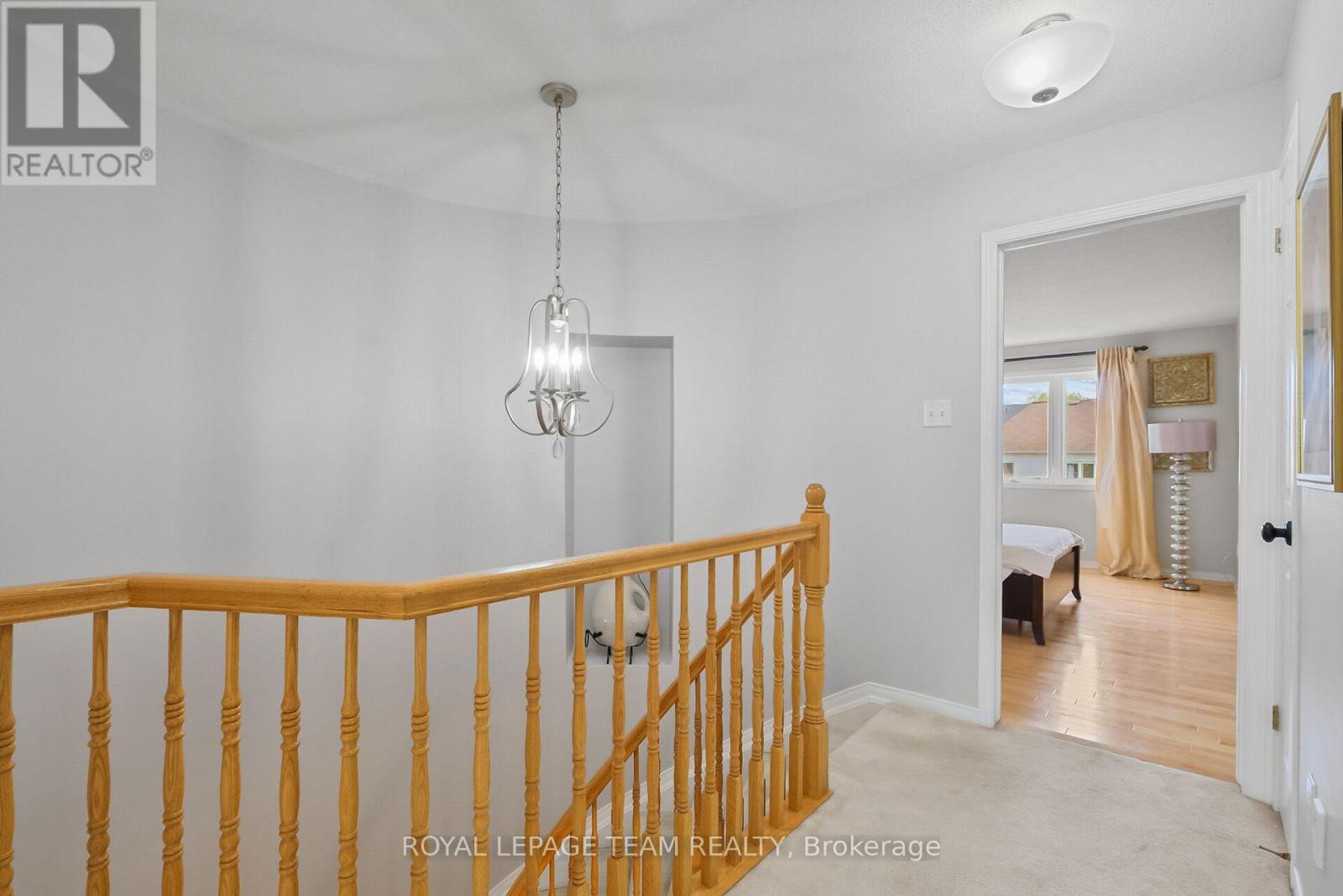 2072 Dunollie Crescent