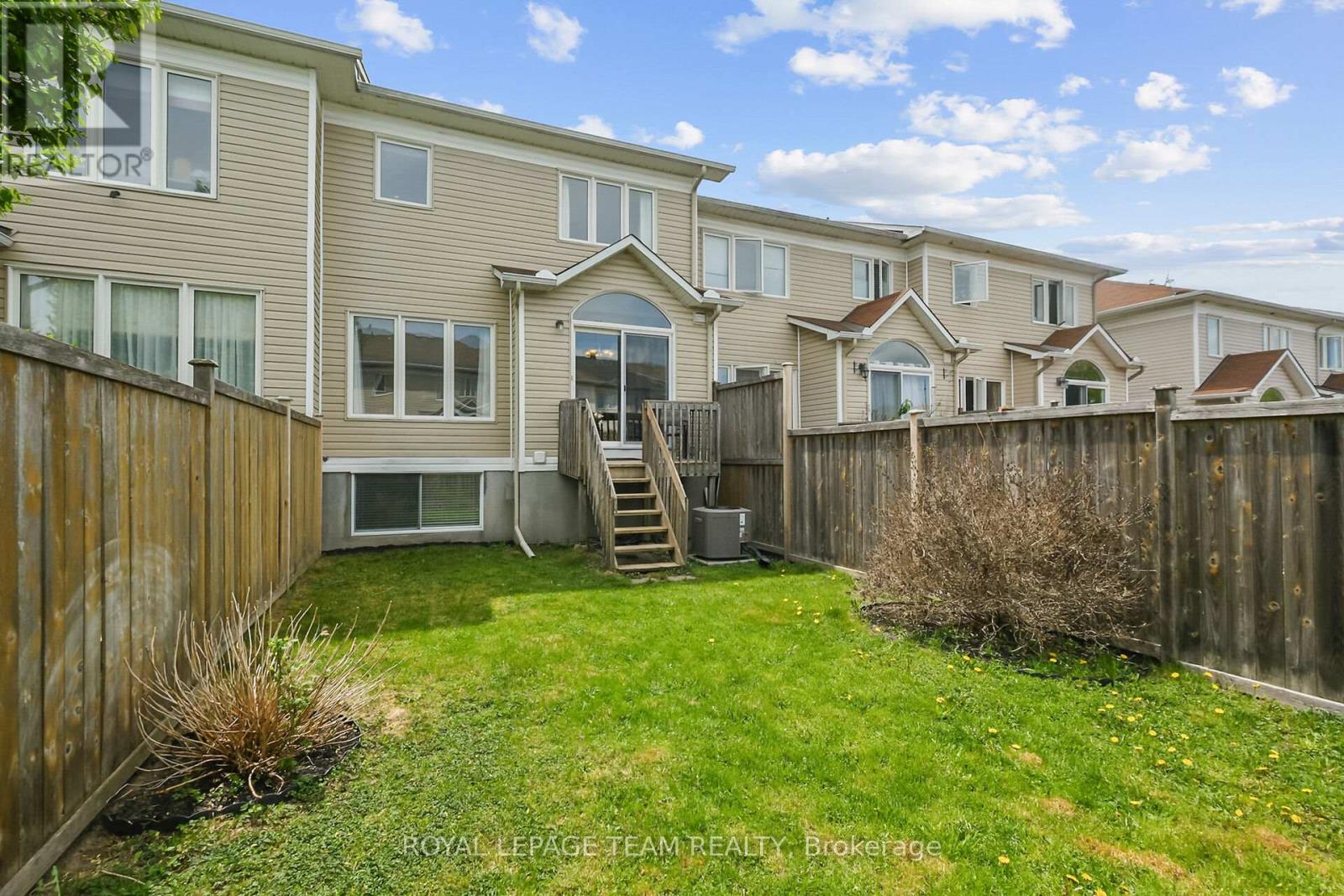 2072 Dunollie Crescent