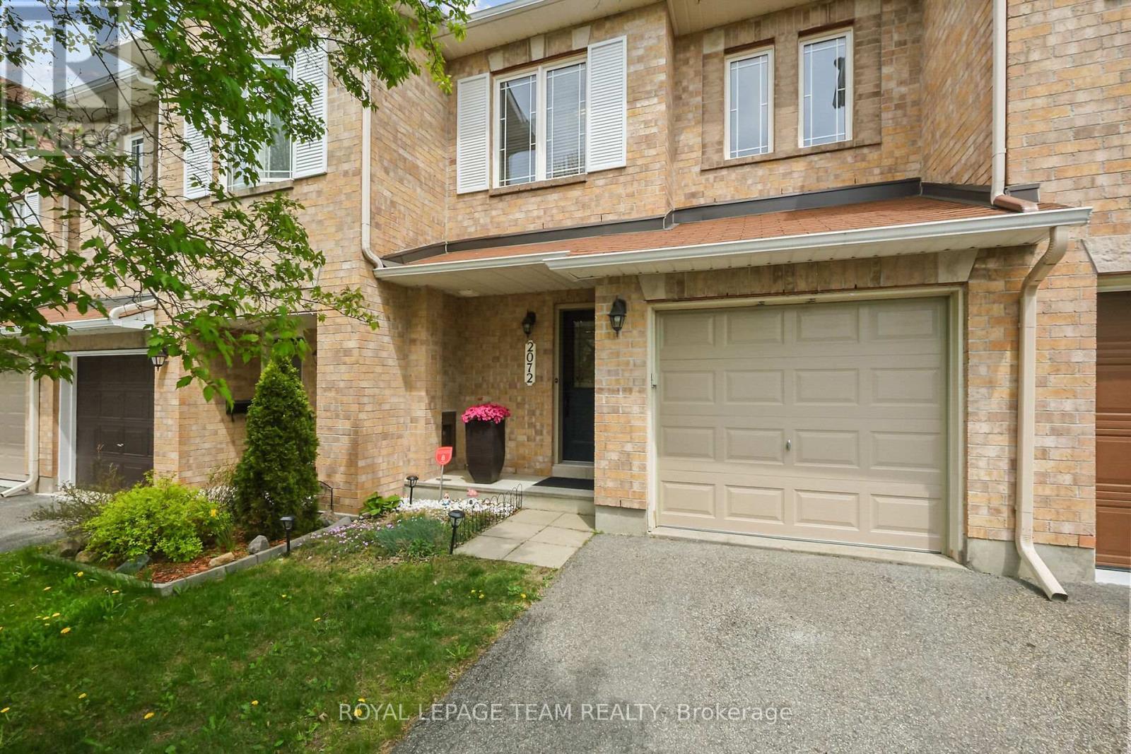2072 Dunollie Crescent