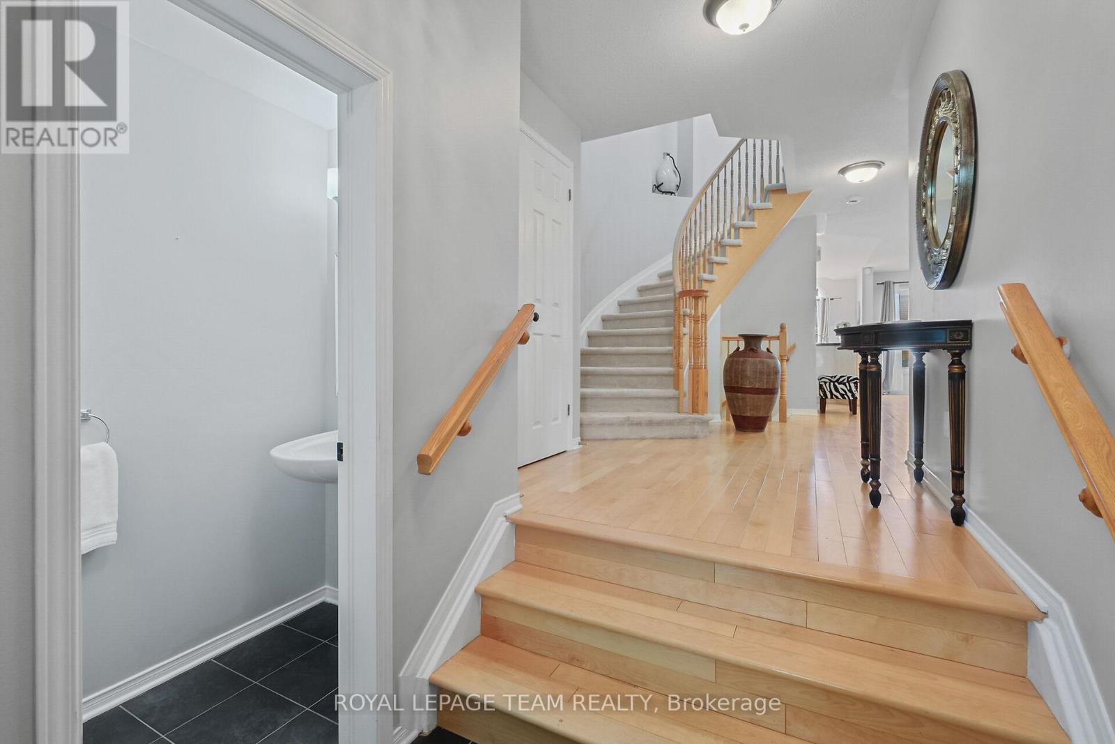 2072 Dunollie Crescent
