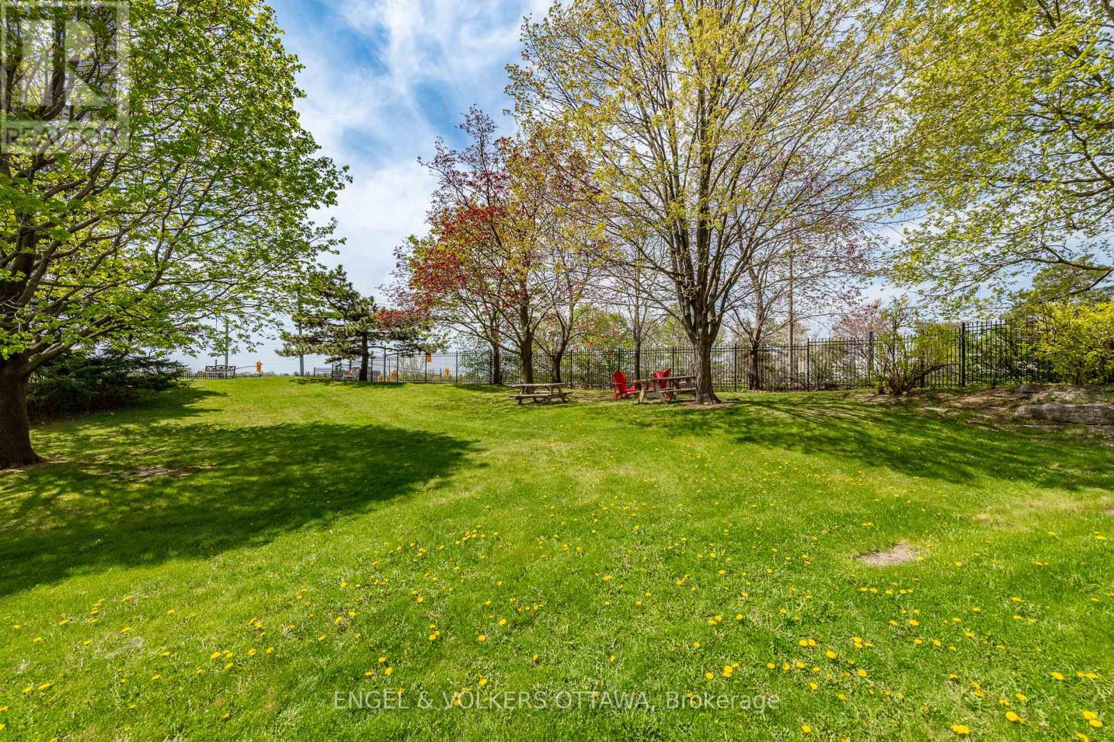 8 - 1356 Meadowlands Drive E
