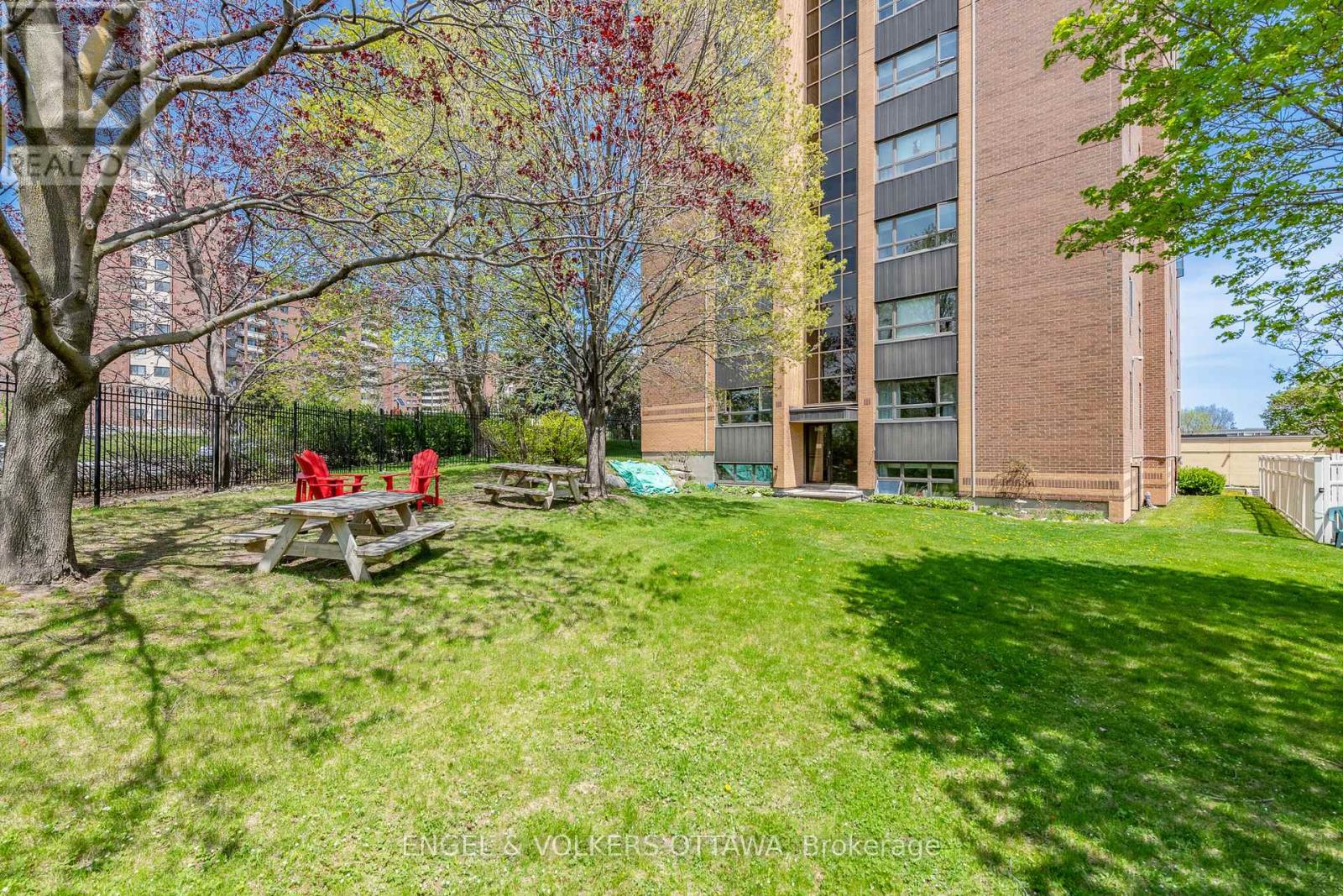 8 - 1356 Meadowlands Drive E