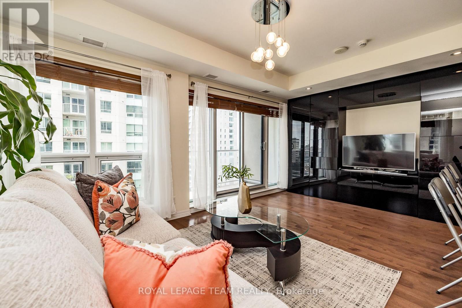 1809 - 242 Rideau Street