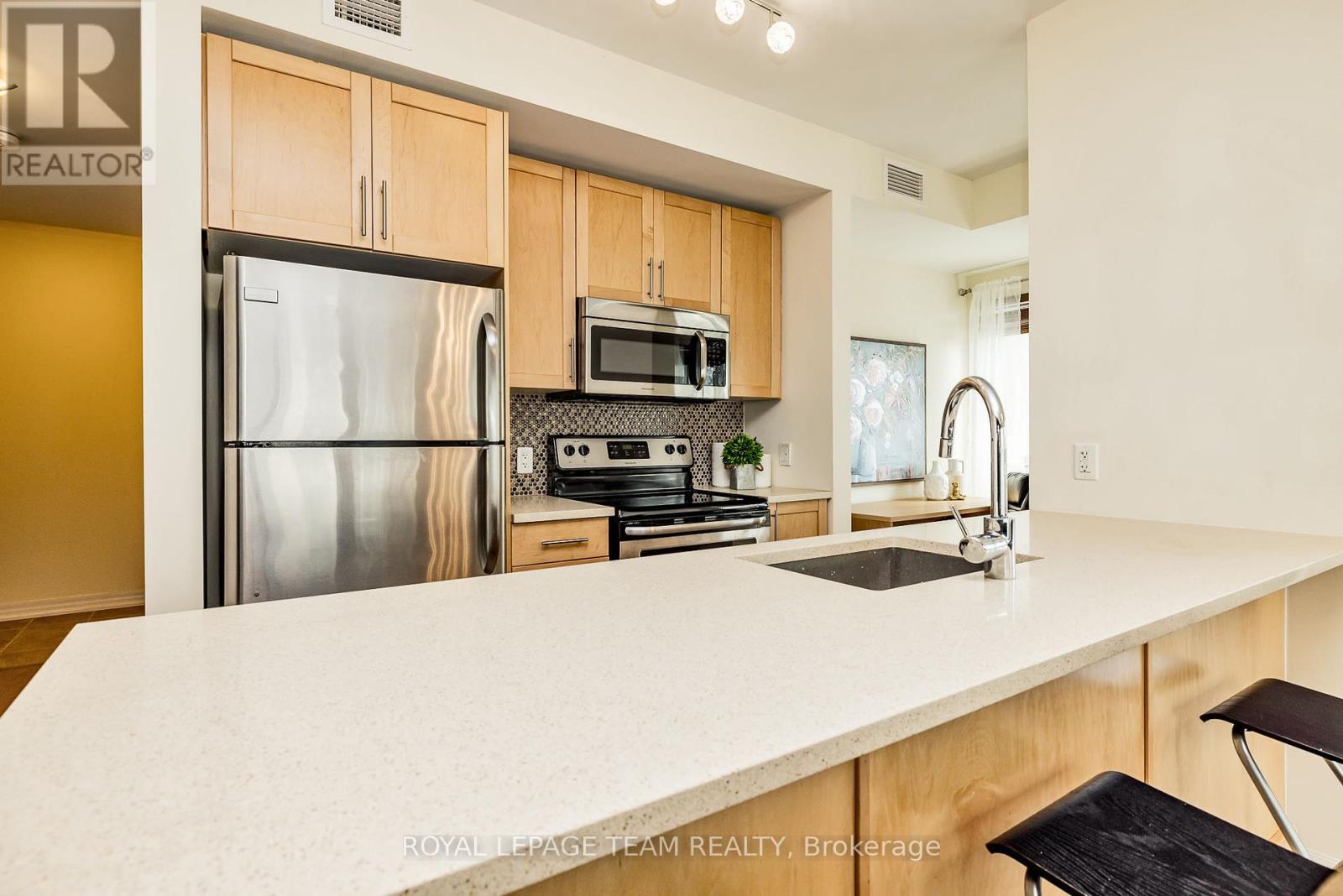 1809 - 242 Rideau Street
