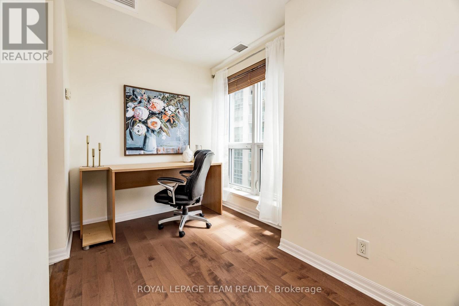 1809 - 242 Rideau Street