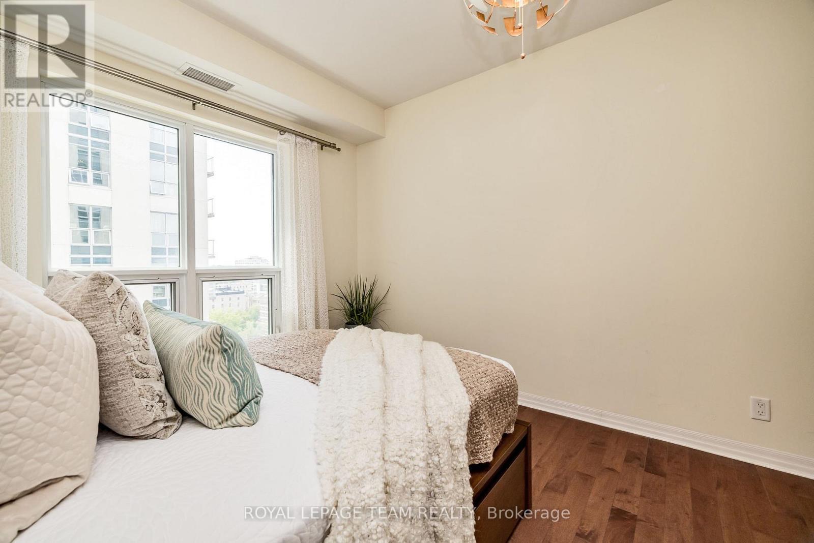 1809 - 242 Rideau Street