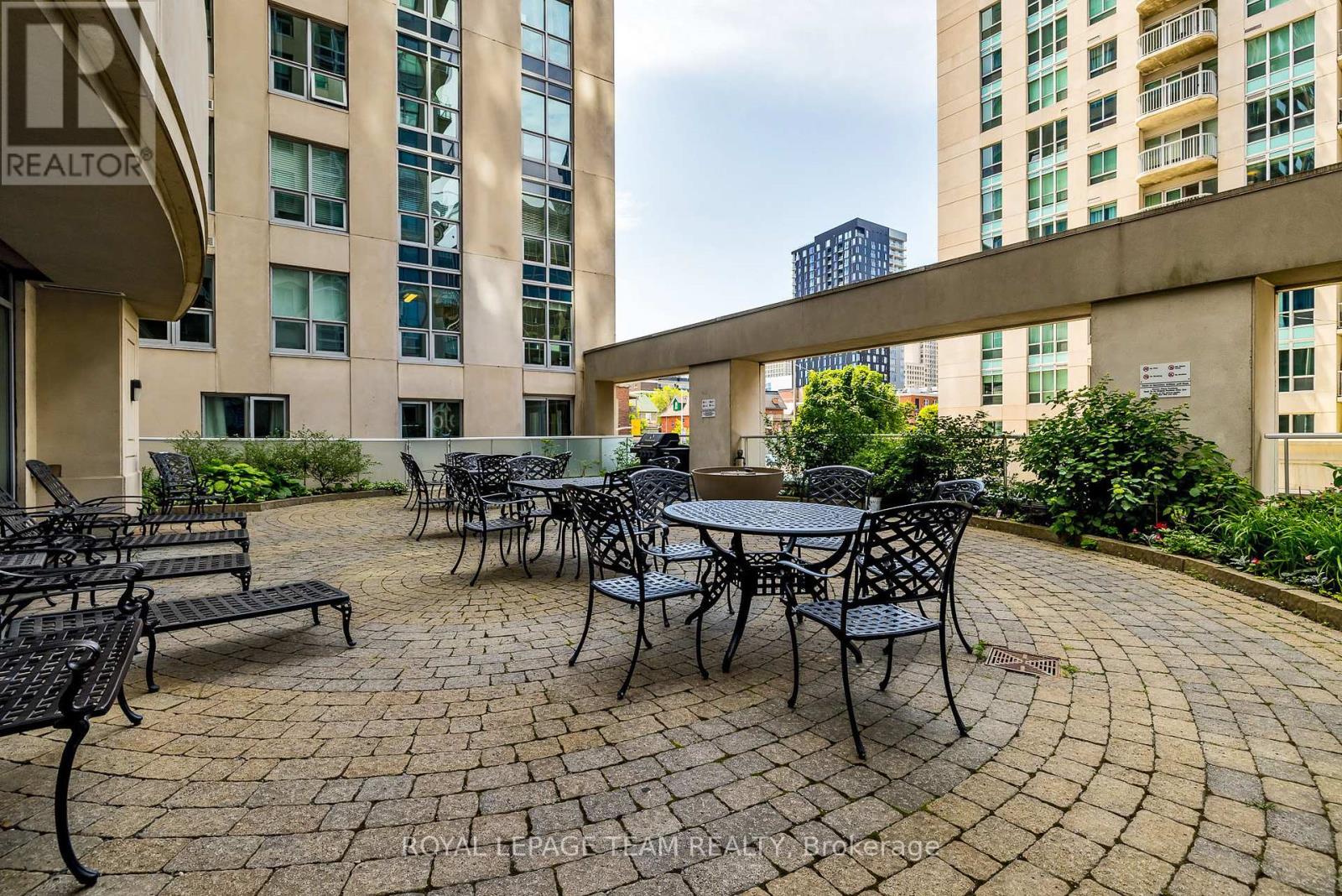 1809 - 242 Rideau Street