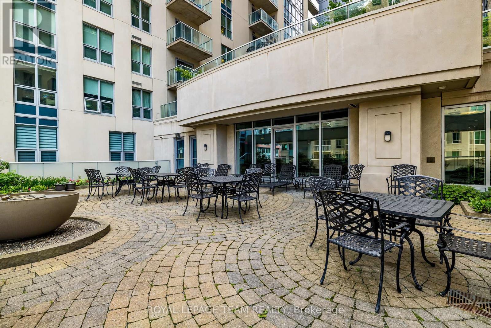 1809 - 242 Rideau Street