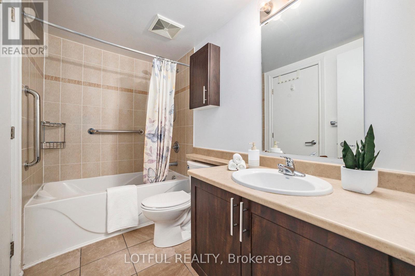 1703 - 234 Rideau Street