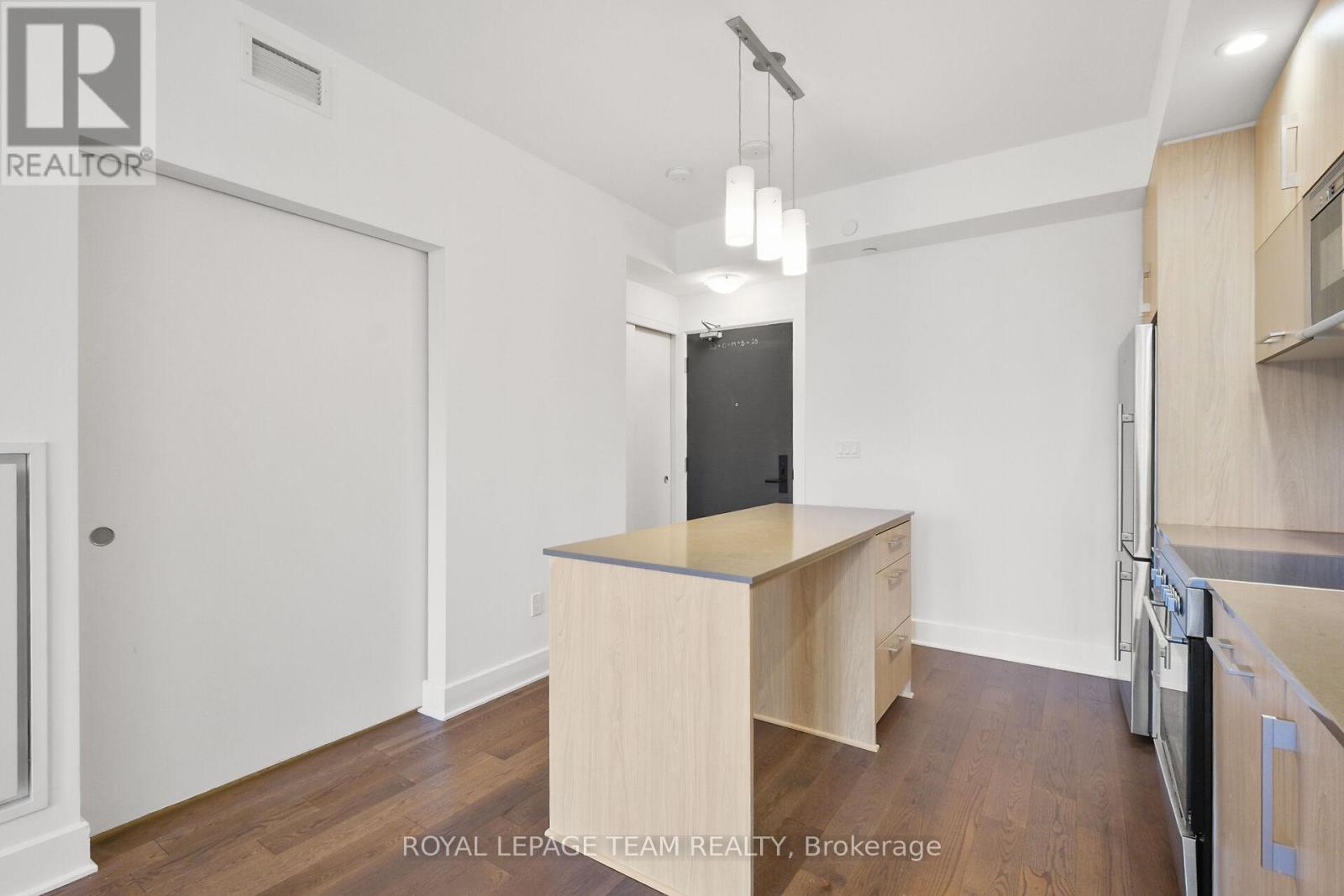 909 - 255 Bay Street