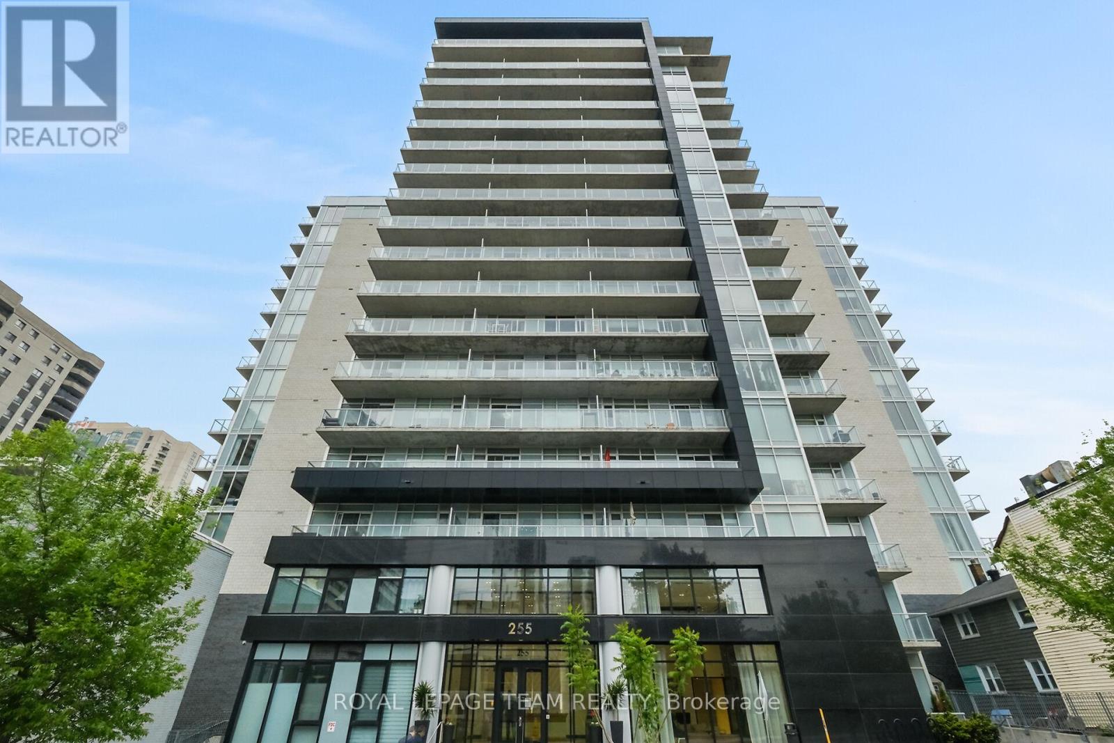 909 - 255 Bay Street