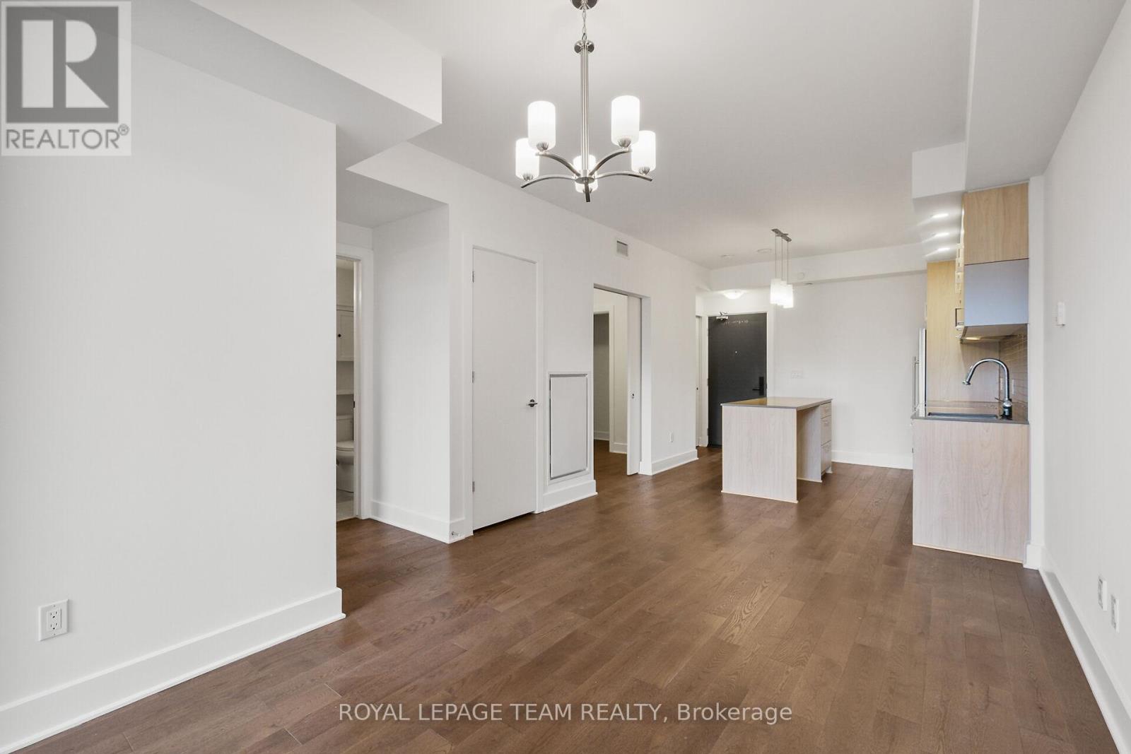 909 - 255 Bay Street