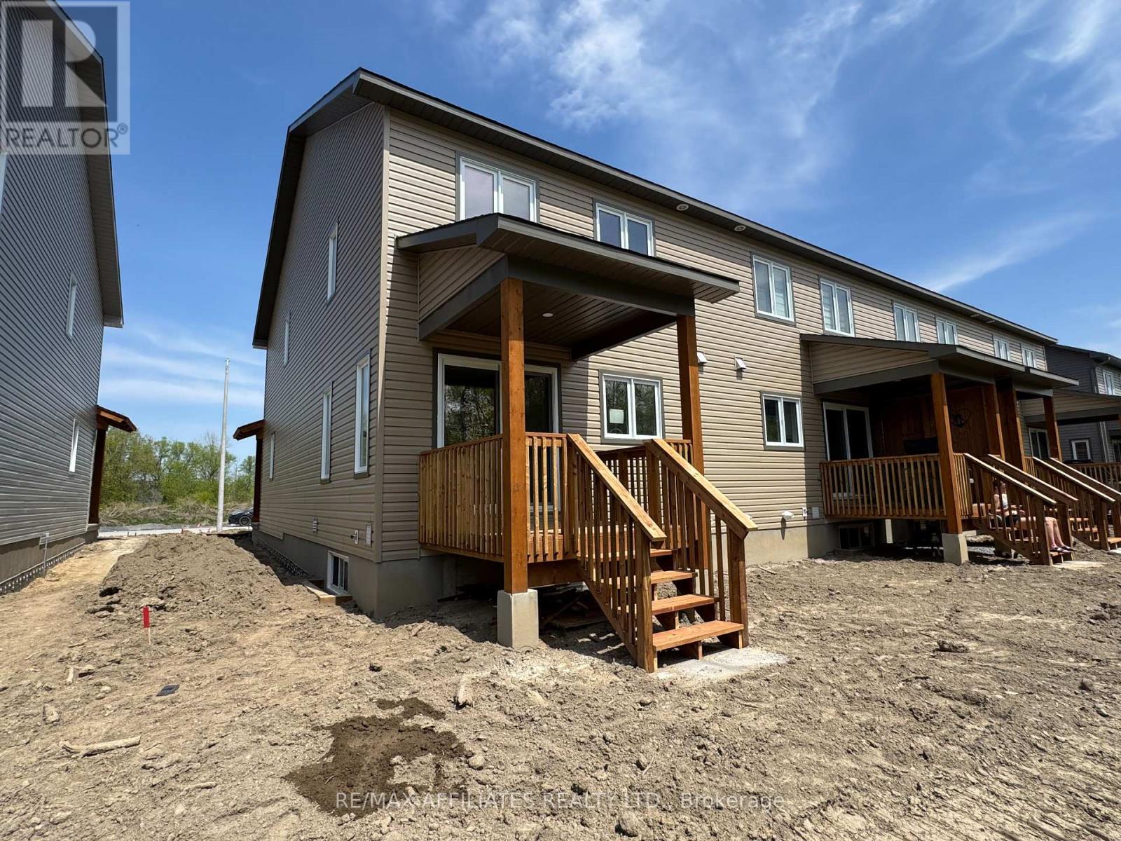 363 Voyageur Place