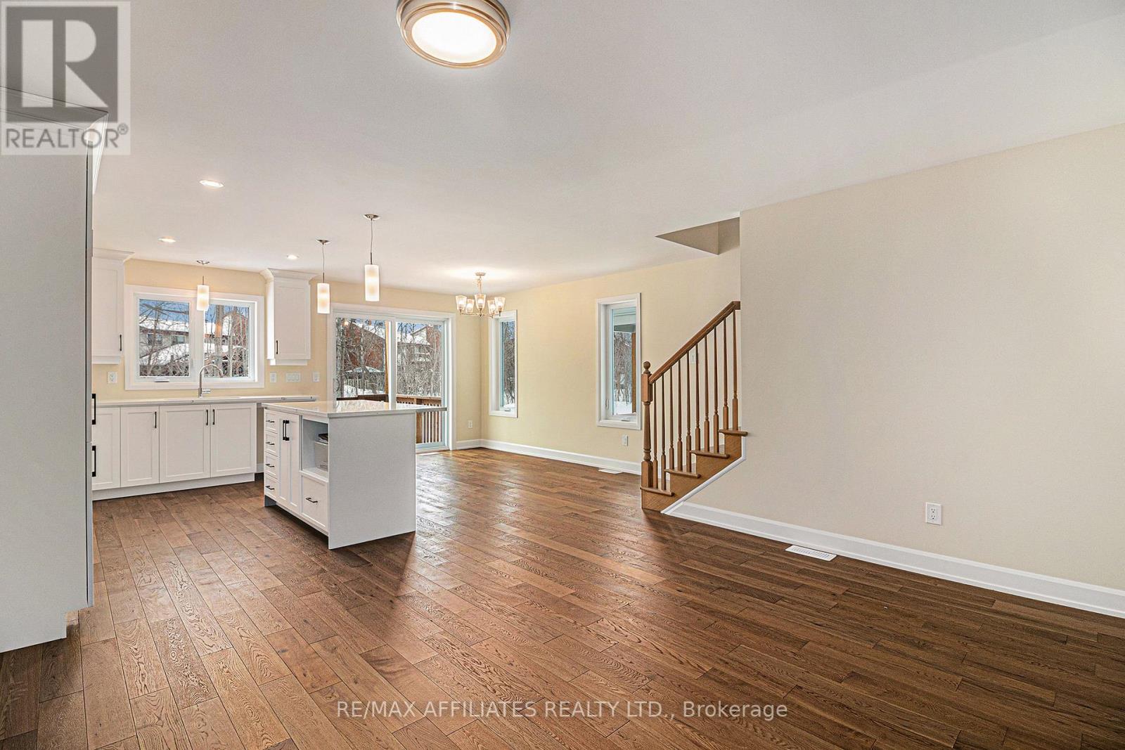 363 Voyageur Place