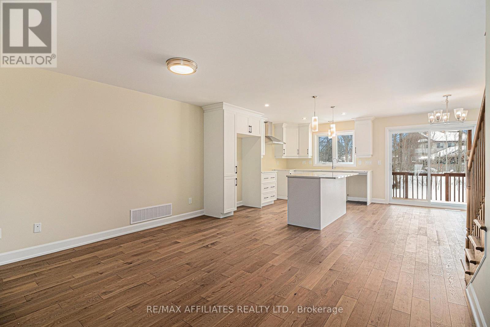 363 Voyageur Place