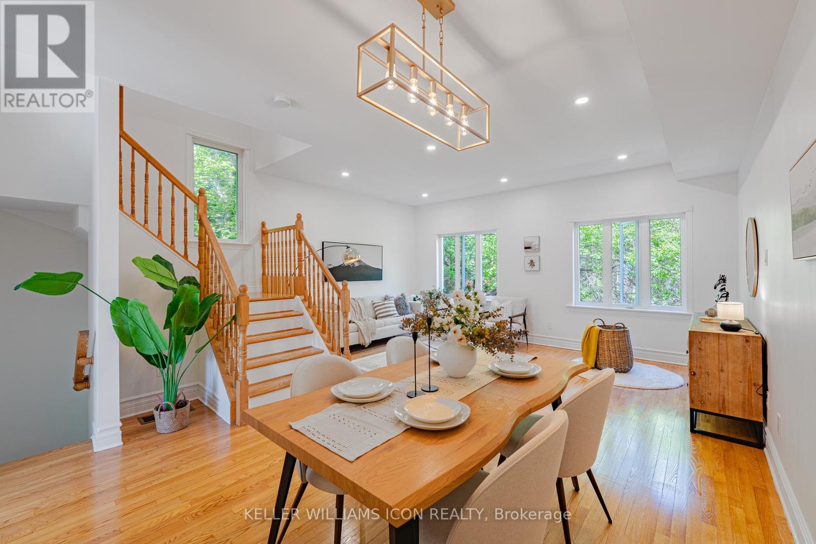 1309 Meadowlands Drive E