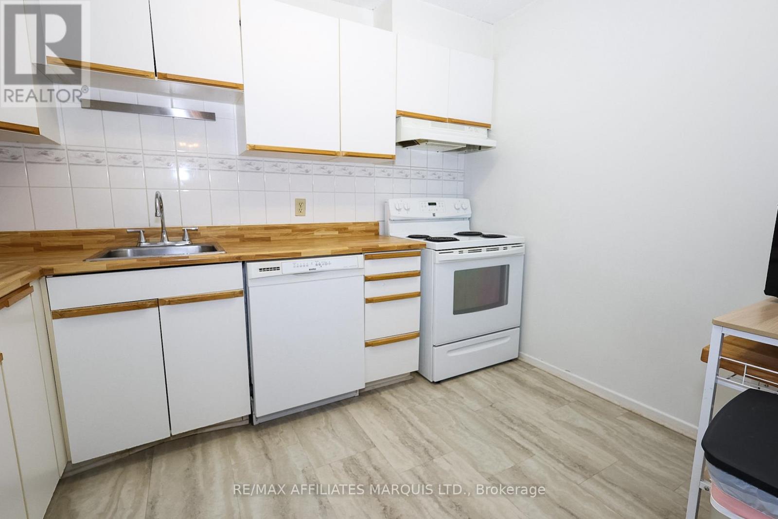 904 - 900 Dynes Road