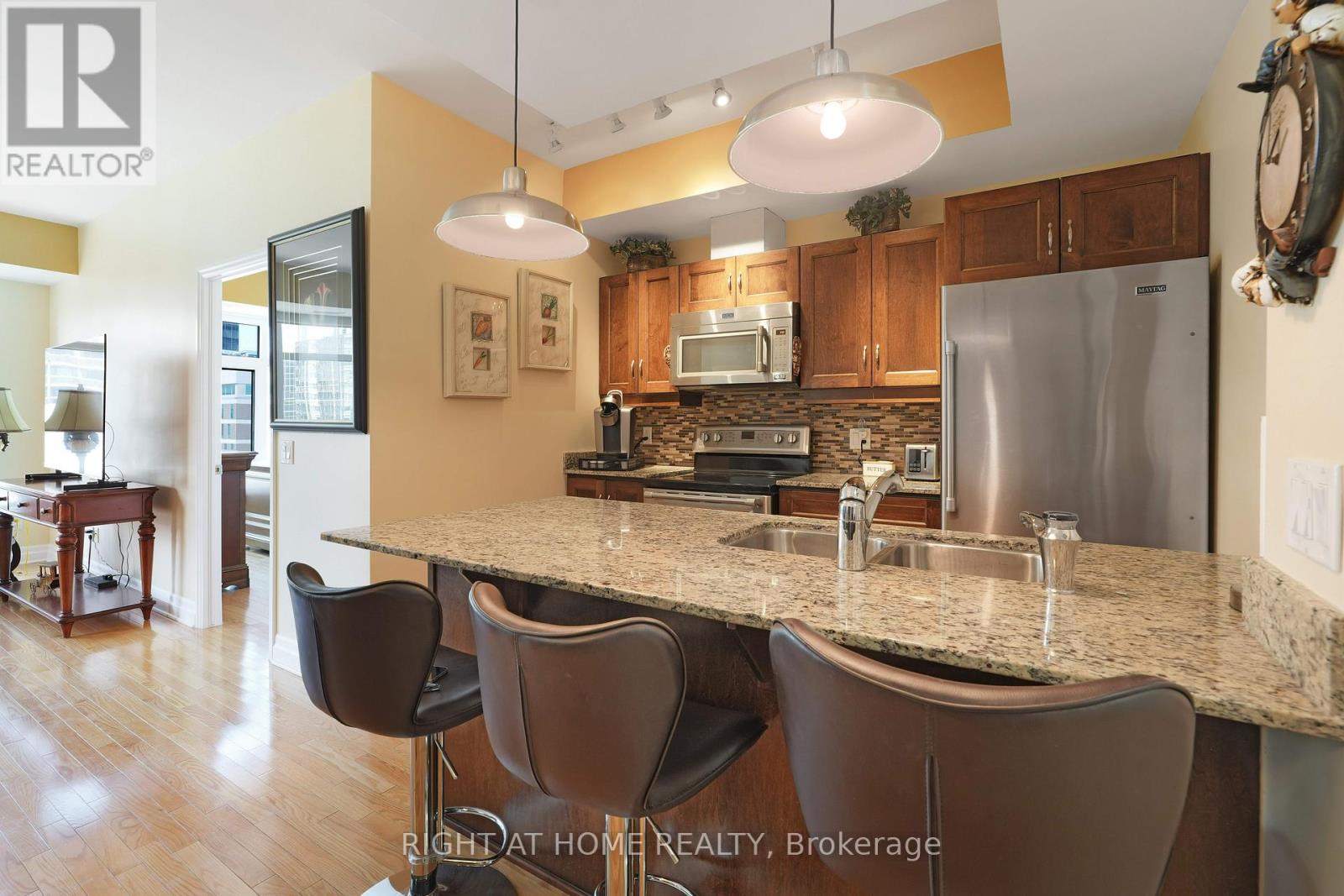 1210 - 235 Kent Street