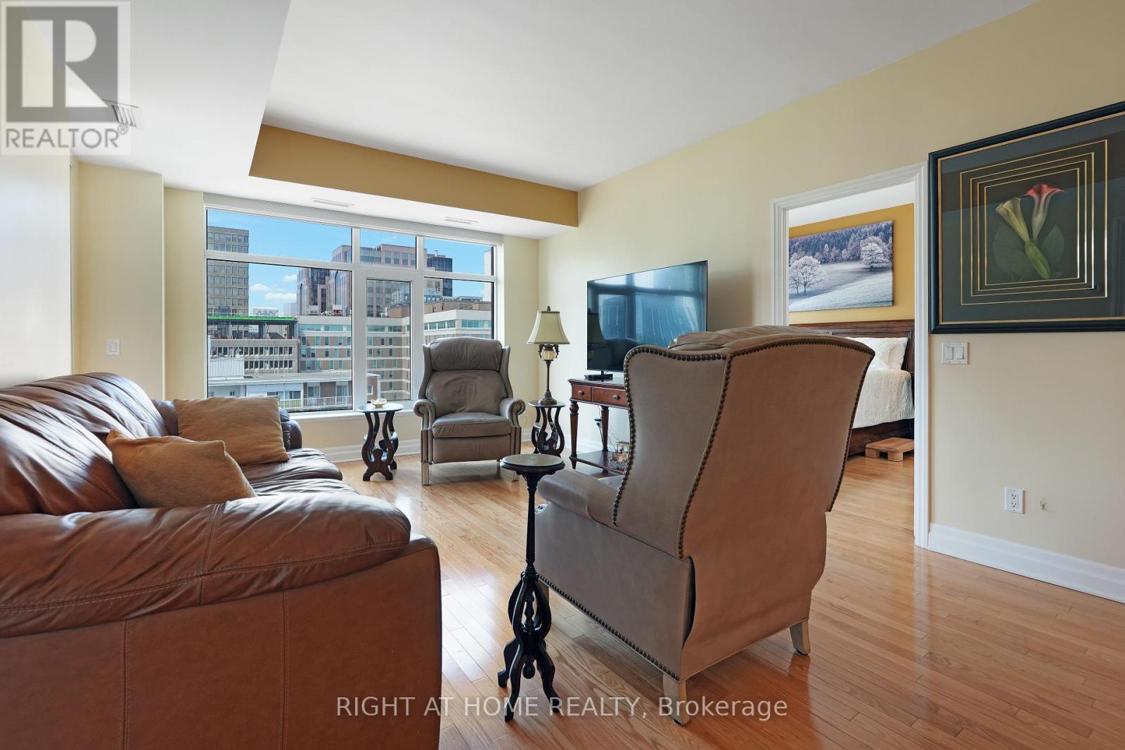 1210 - 235 Kent Street