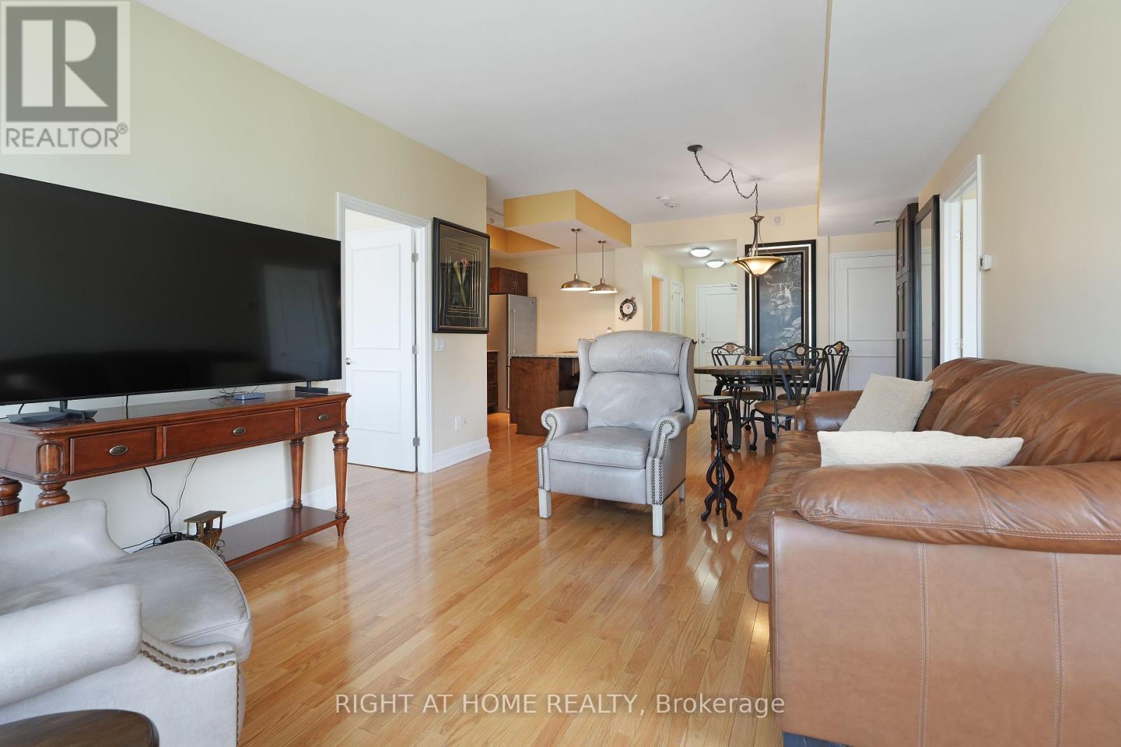 1210 - 235 Kent Street