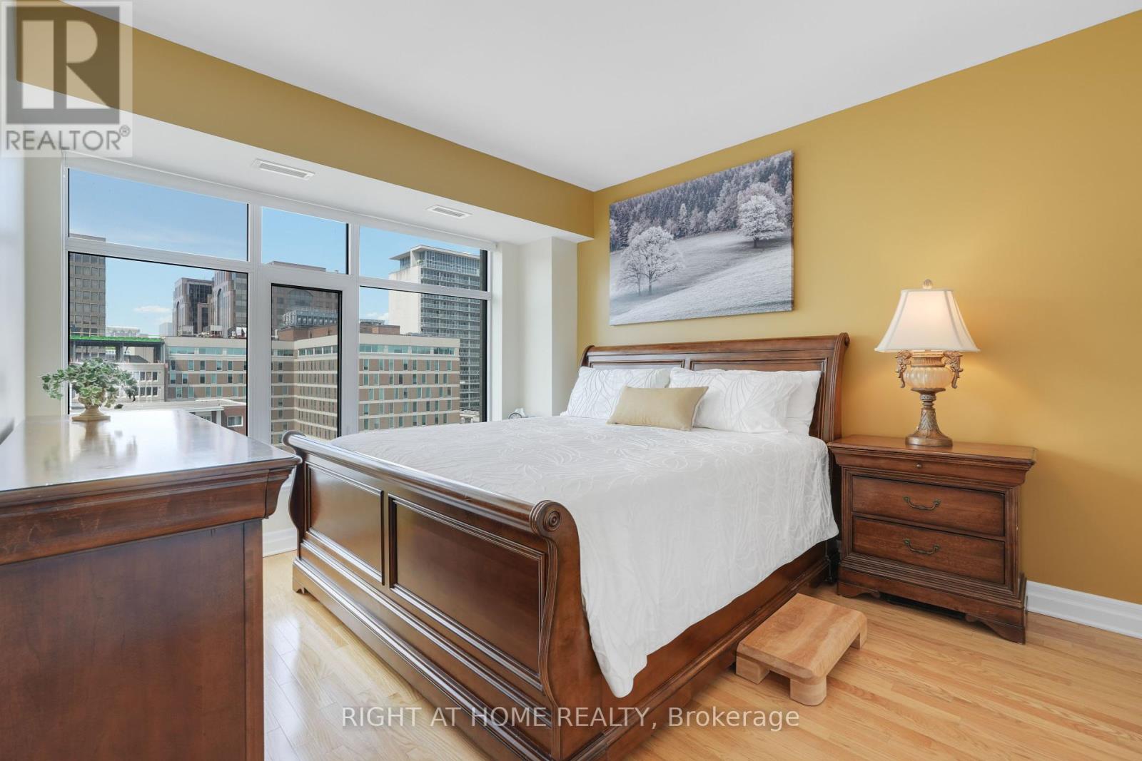 1210 - 235 Kent Street