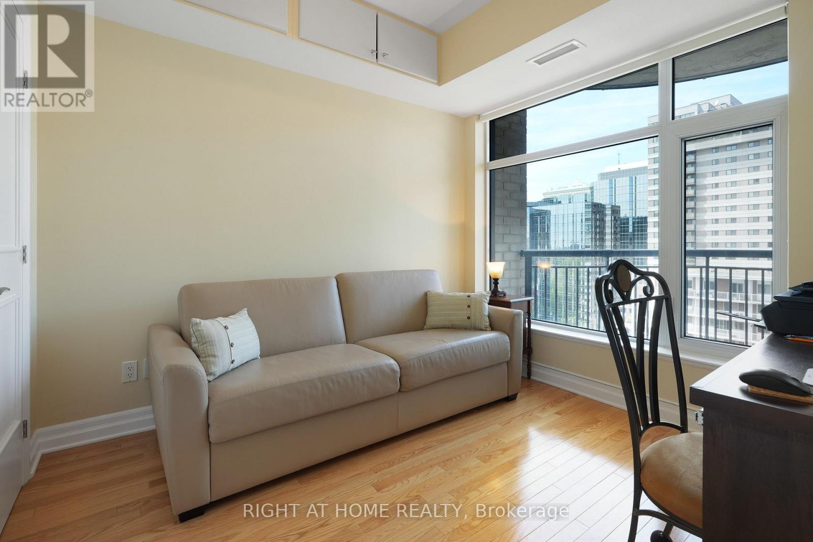 1210 - 235 Kent Street