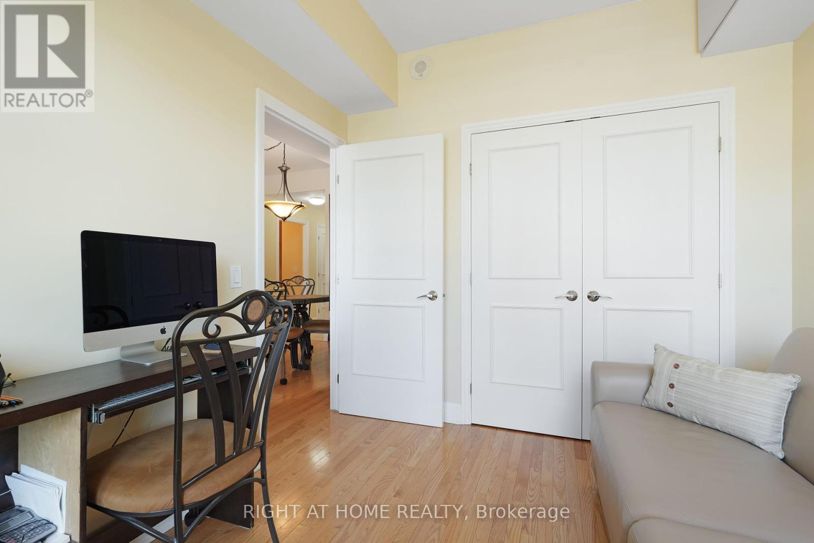 1210 - 235 Kent Street