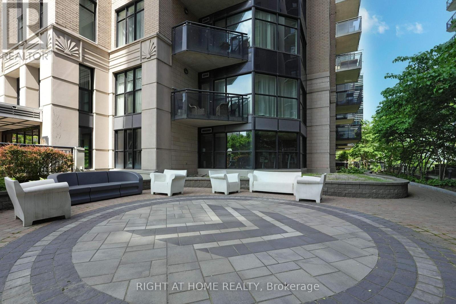 1210 - 235 Kent Street