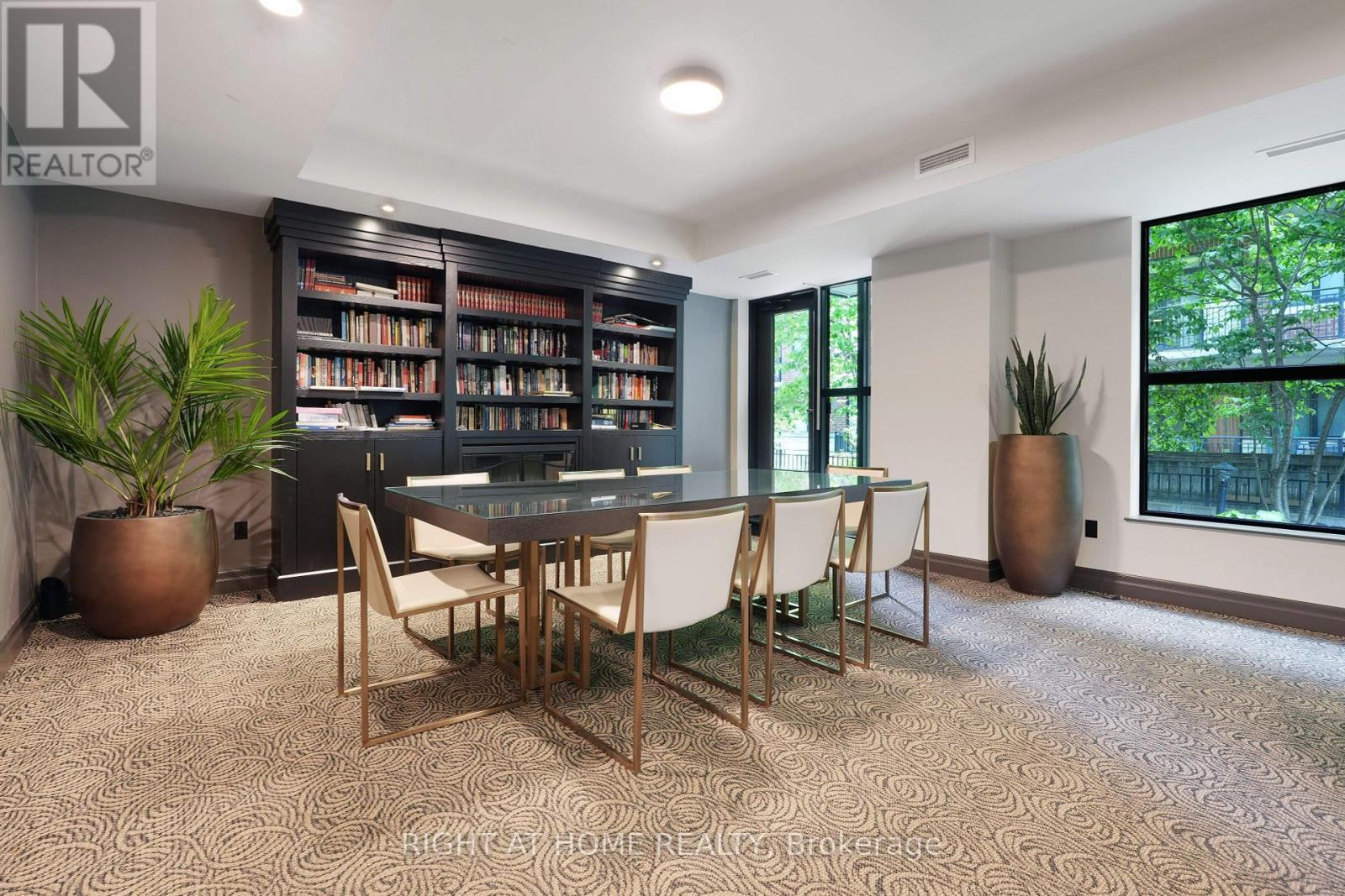 1210 - 235 Kent Street