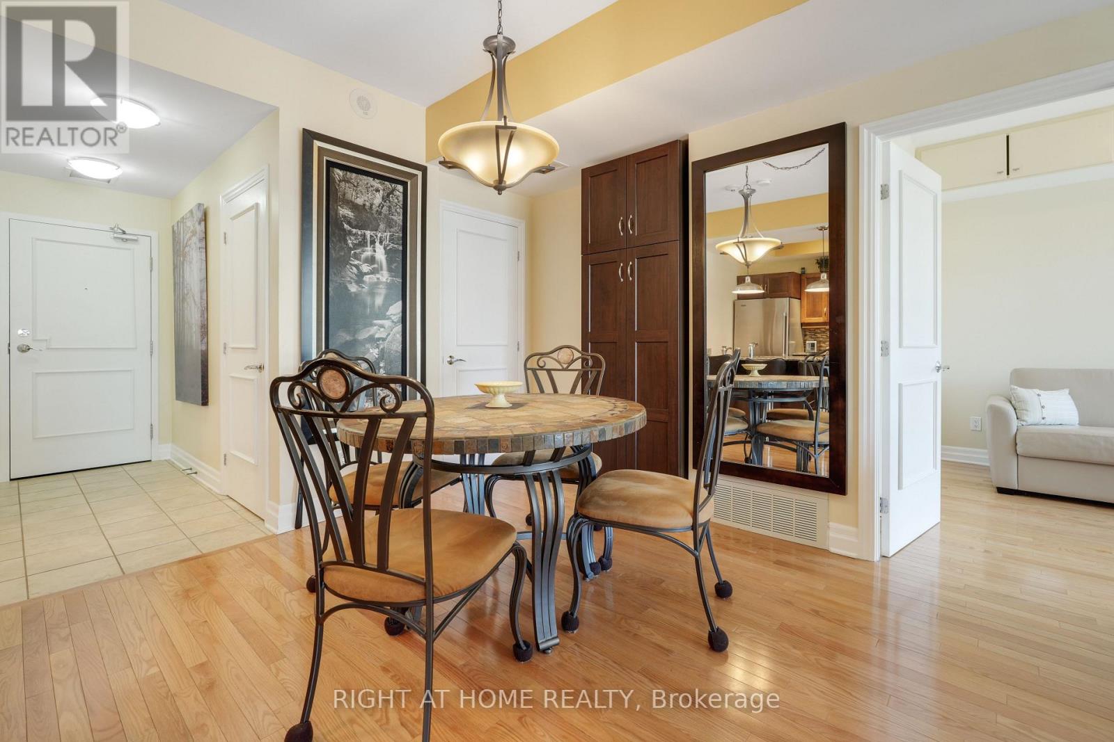 1210 - 235 Kent Street