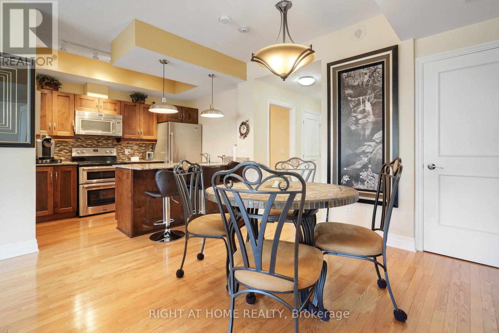1210 - 235 Kent Street