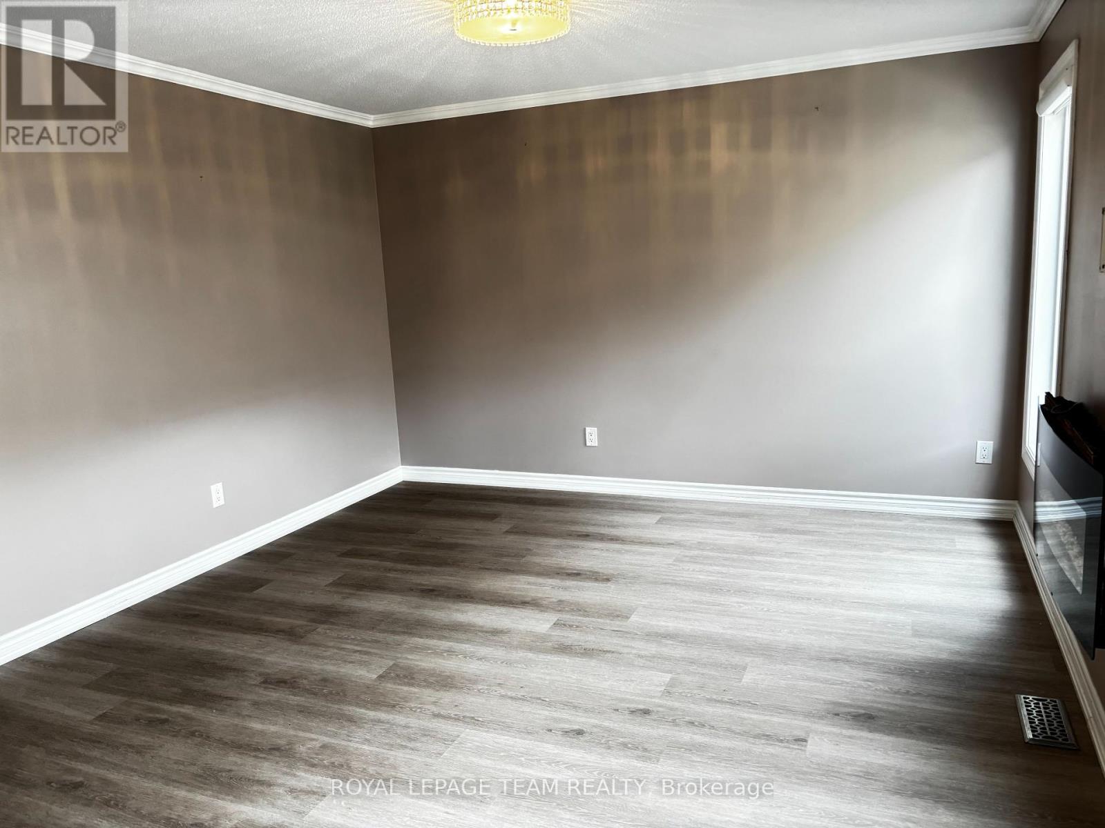 420 Meadowhawk Crescent