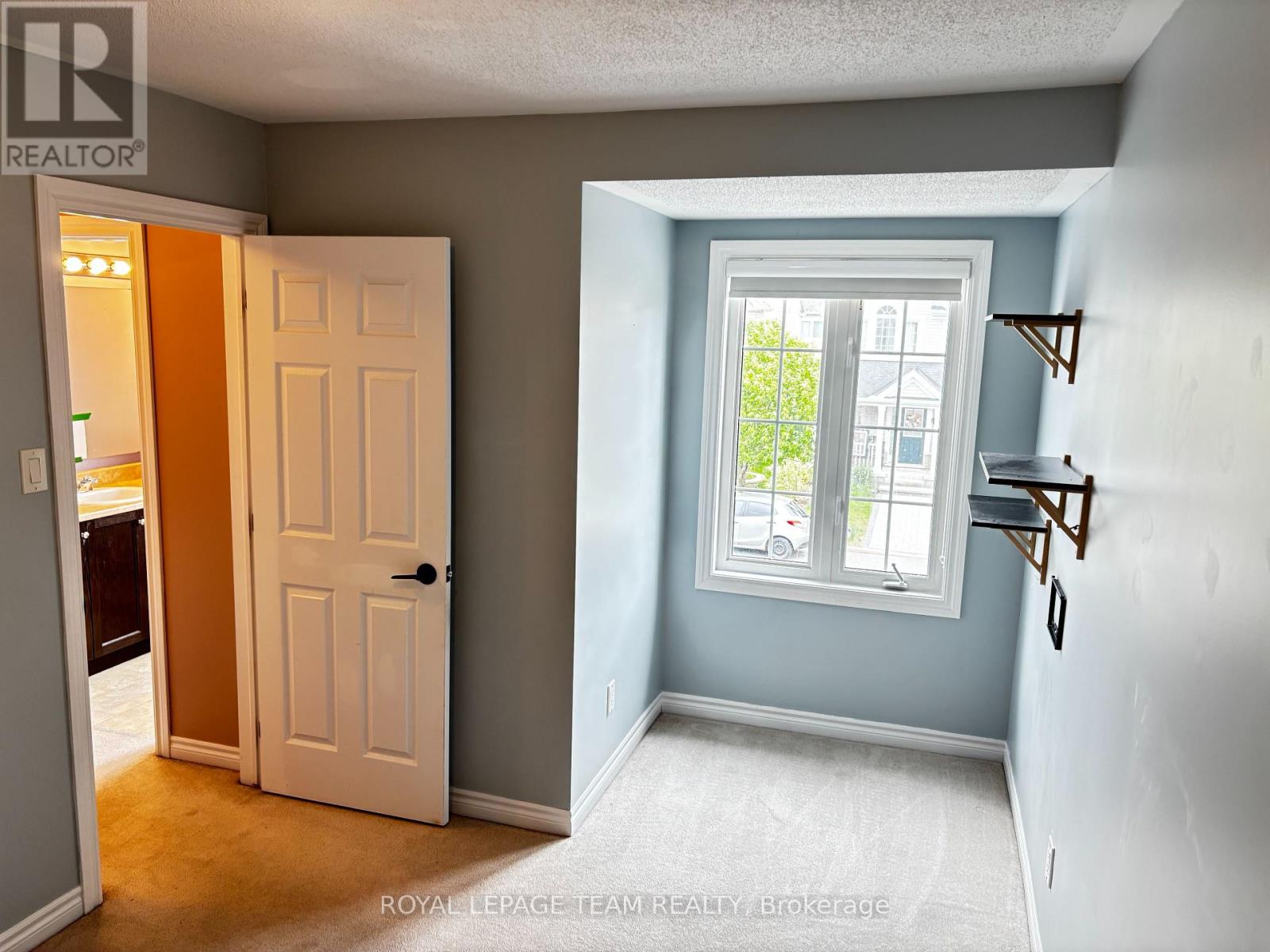 420 Meadowhawk Crescent