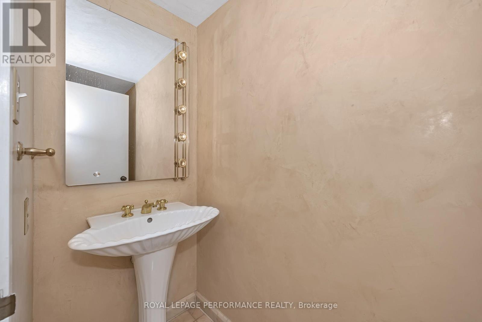 1204 - 40 Boteler Street