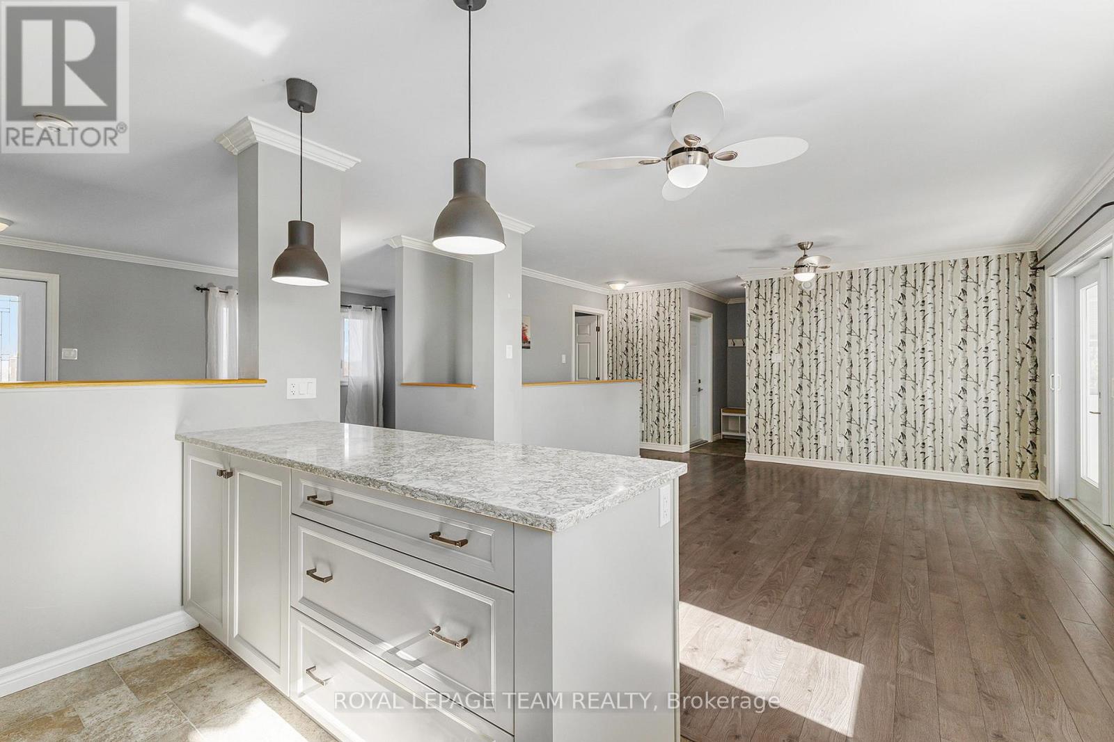 2833 Dunrobin Road
